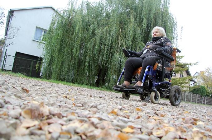 Laikraksts: Ielu greiderē un uzber, bet pabraukt grūti