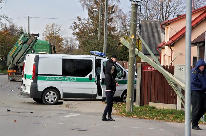 FOTO: Sadragā Pašvaldības policijas mikroautobusu; citos negadījumos cietuši divi gājēji