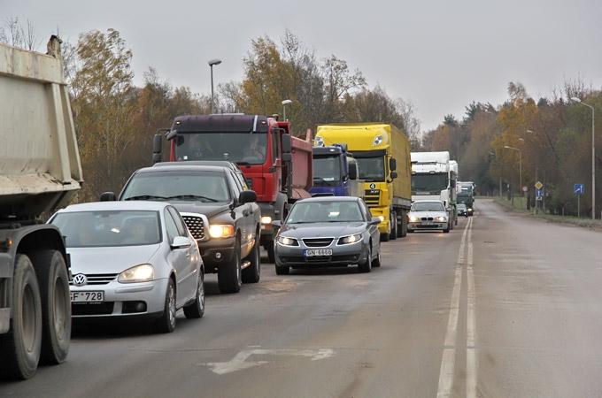 Lietuvas šosejā pēcpusdienā veidojas sastrēgumi