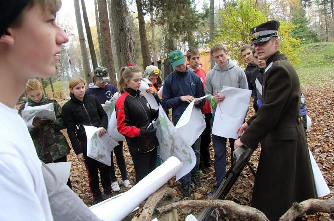 FOTO: Skolēni dodas misijā «Nosargā Jelgavu!»