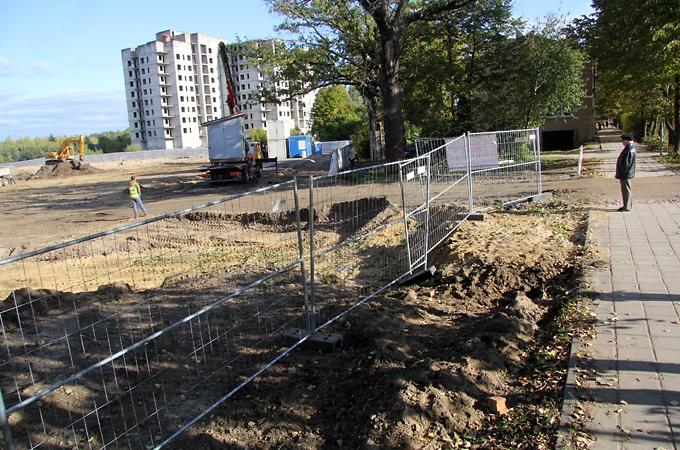 Būvēs topošā lielveikala lietusūdens kanalizāciju; būs ierobežojumi Rīgas ielas posmā