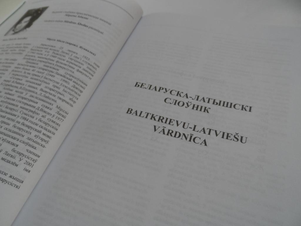 Bibliotēka saņem baltkrievu – latviešu vārdnīcu