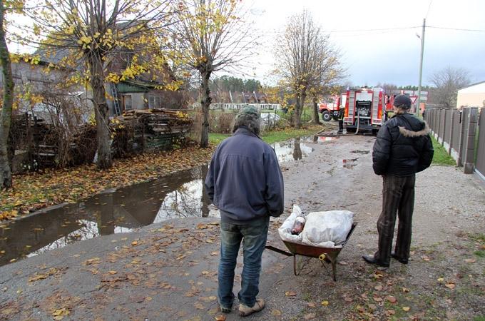 FOTO: Pusdienlaikā izceļas ugunsgrēks mājā Ozolniekos (papildināts)