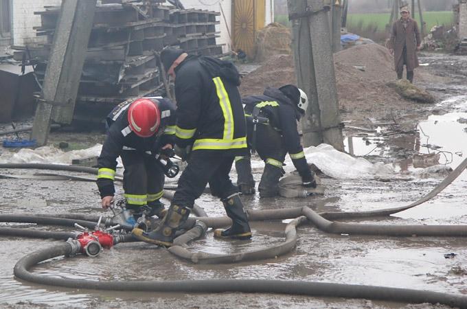 FOTO: Vircavas pagastā uguns sabojā draudzes saimniecības ēkas jumtu