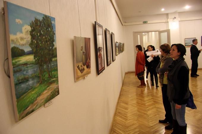 FOTO: Kultūras namā atklāta Jelgavas Tautas gleznošanas studijas izstāde