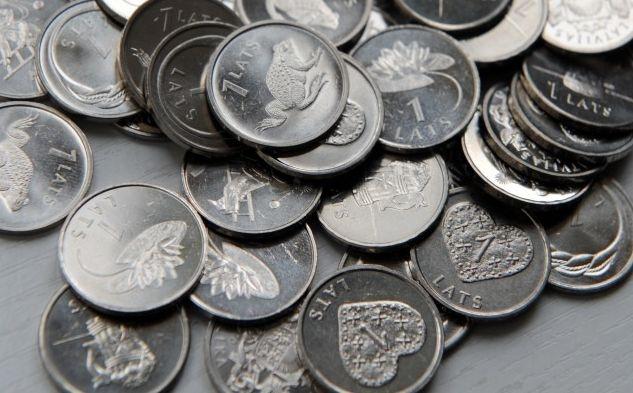 Jelgavnieki izķer monētas ar stārķa un skudras attēlu