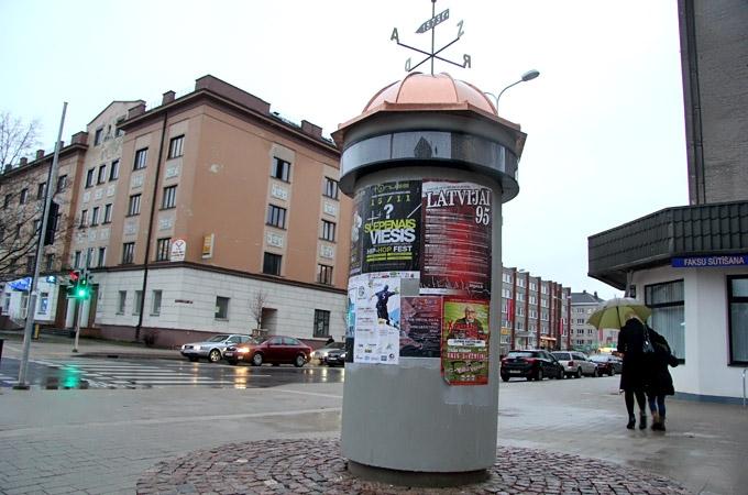Displeji uz visiem afišu stabiem sāks strādāt līdz novembra vidum