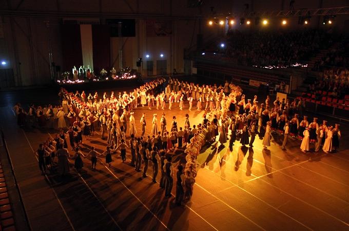 FOTO: Latviju zīmēs rāda «Jundas» dejotāji