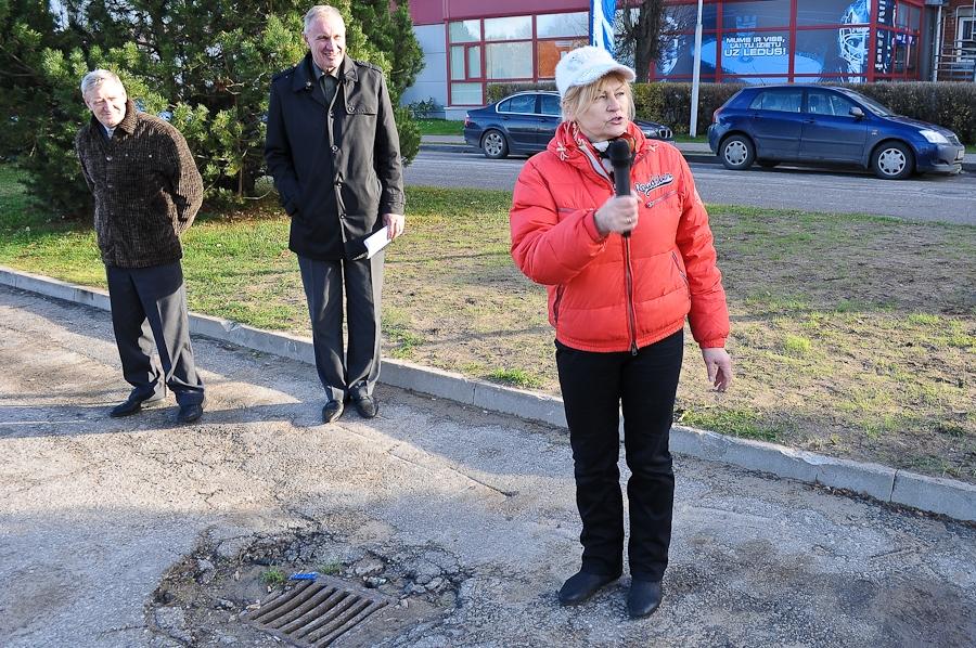 FOTO: Ar «ģimenes vāģi» dodas iepazīt Ozolnieku novadu