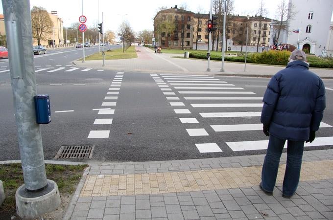 Pašvaldība sola beidzot sakārtot luksoforu darbību Lielajā ielā; «zaļā viļņa» ēra ir beigusies