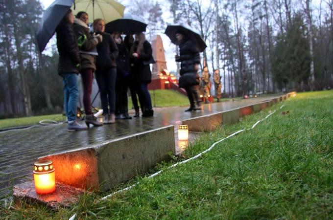 Foto: Pulcējas pie Latvijā pirmā pieminekļa Brīvības cīņām
