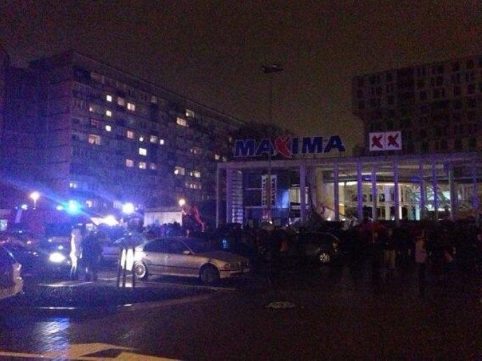 Rīgā saistībā ar lielveikala iebrukušo jumtu dežūrē arī Jelgavas glābēji (papildināts)
