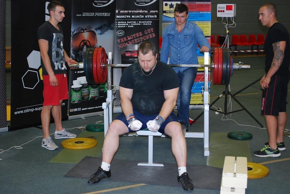 Sacenšas svaru stieņa spiešanā guļus; uzvar mājinieki