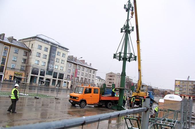 Hercoga Jēkaba laukumā sāk veidot galveno egli; iedegs 1.decembrī