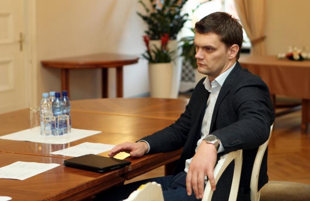 Papildināts - Viedokļi par Dombrovska atkāpšanos no amata