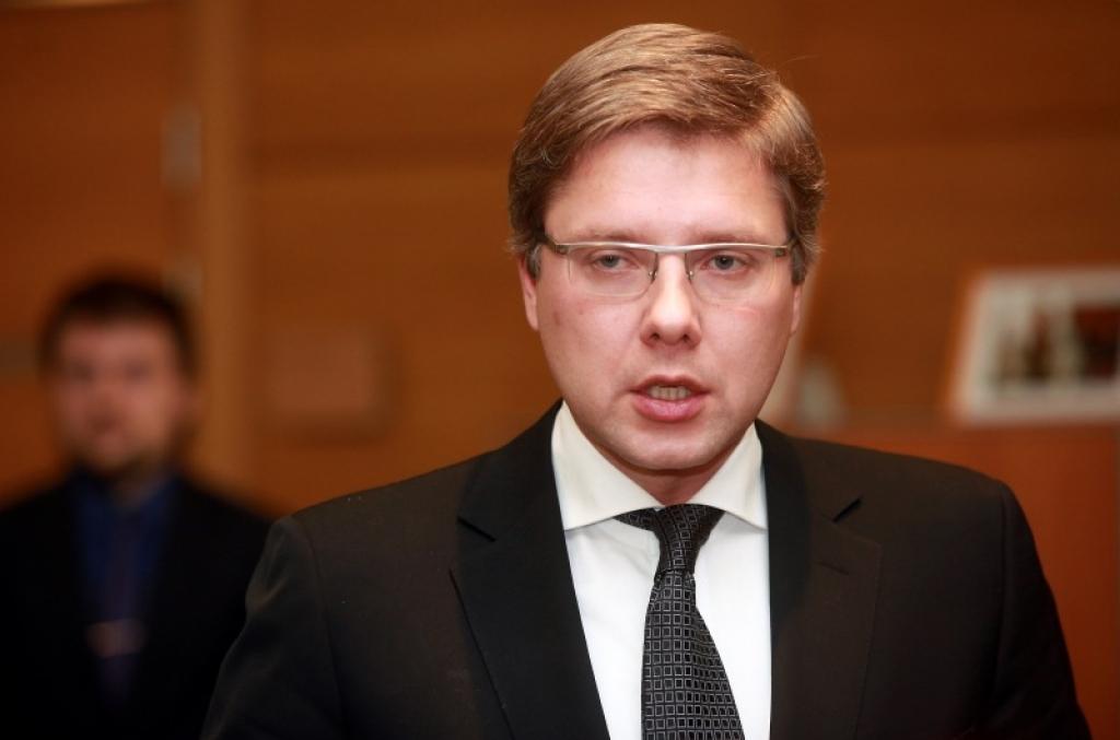 Ušakovs no amata neatkāpsies; Premjera rīcību dēvē par mēģinājumu nošaut divus zaķus ar vienu šāvienu