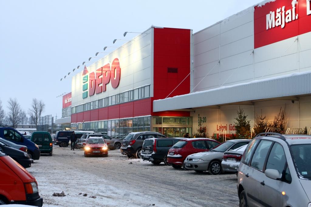 Pēc pārbaudēm pārtrauc jumta renovācijas darbus Depo Liepājā