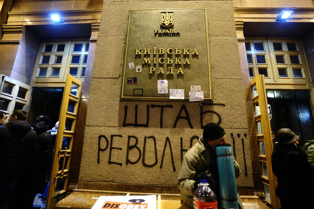 Ukrainā protesti pāraug vardarbīgās sadursmēs; Ukraina atsāks sarunas