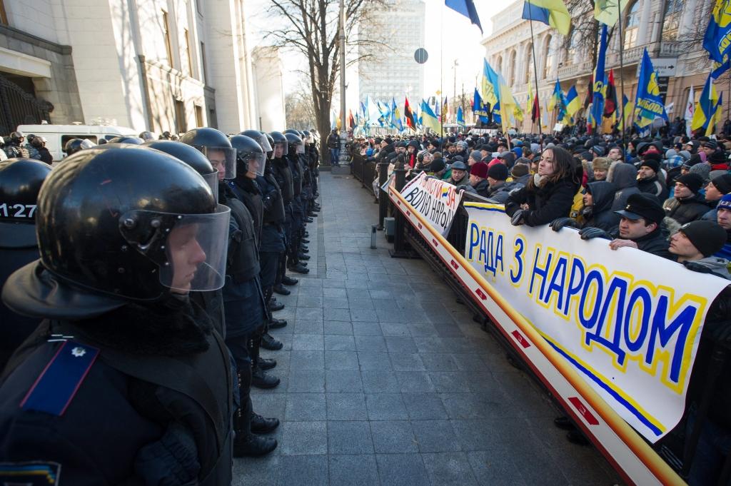 Ukrainā protesti nerimst; opozīcija gatavojas neuzticības balsojumam valdībai
