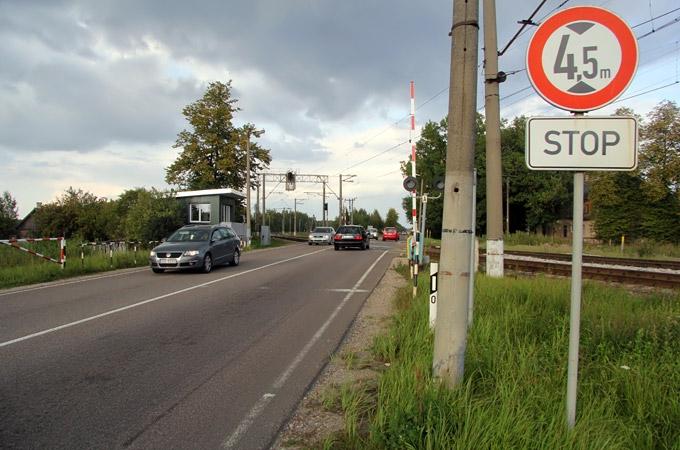 Aptauja: Gandrīz 60 procenti Latvijas iedzīvotāju sliedes šķērso neatļautā vietā