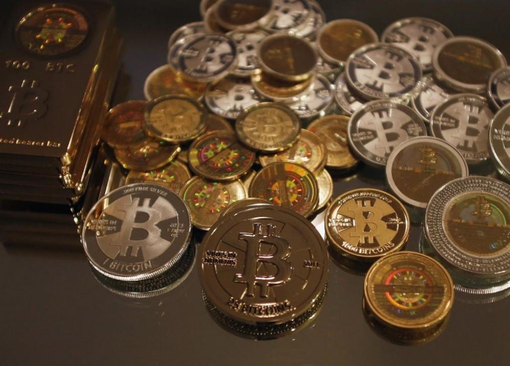 Bitcoin vērtība nogāžas par 30%
