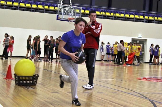 FOTO: Sporta hallē netradicionālajās stafetēs sacenšas 6. – 7.klašu komandas