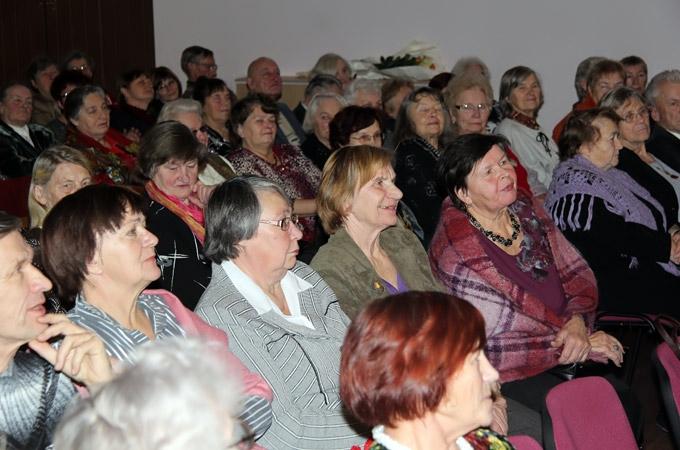 Foto: Pateicības no novada pašvaldības saņem aktīvākie pagastu seniori