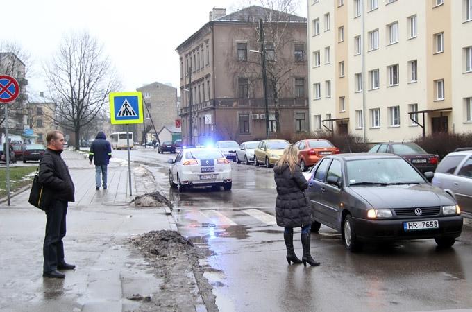 Uz gājēju pārejas K.Barona ielā nāvējoši notriekts vīrietis