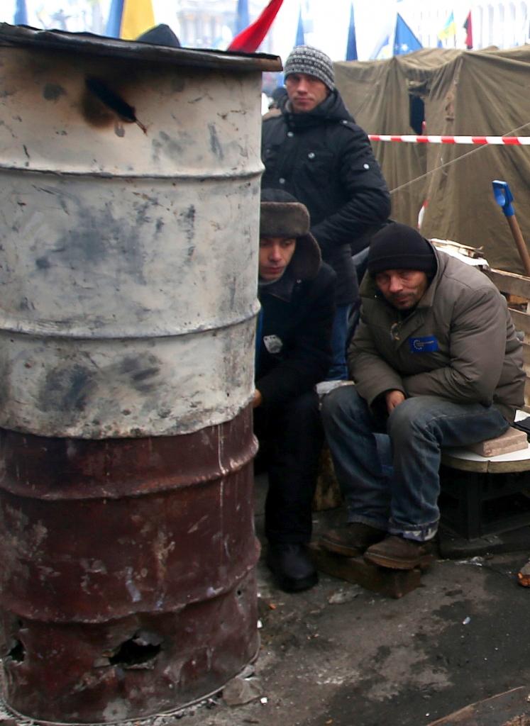 Protestētāji Kijevā atjaunojuši miliču nojauktās barikādes