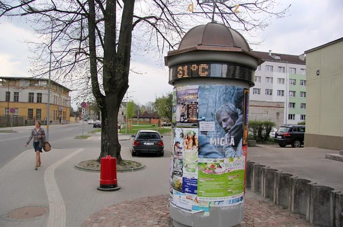 Partijām un preču tirgotājiem aizliegs reklamēties uz afišu stabiem