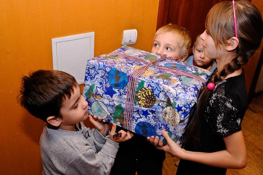 FOTO: Piecu bērnu ģimene saņem dāvanas; «Svētelis» aicina ziedot arī citiem