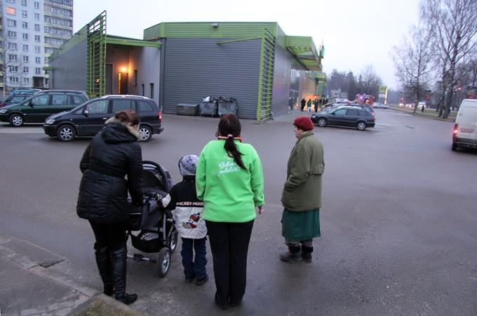 FOTO: Pārlielupes «Iki» nostrādā ugunsdrošības signalizācija; darbiniekiem pārmet svecīšu dedzināšanu (papildināts)