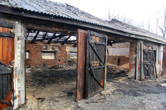 Naktī degusi ēka Valdekas pils kompleksā; viens bojāgājušais (papildināts ar foto)