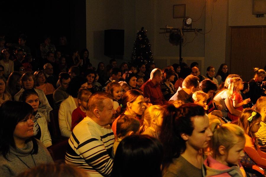 FOTO: Jelgavas Jaunais teātris svētkus svin ar Ziemeļu ģimenīti
