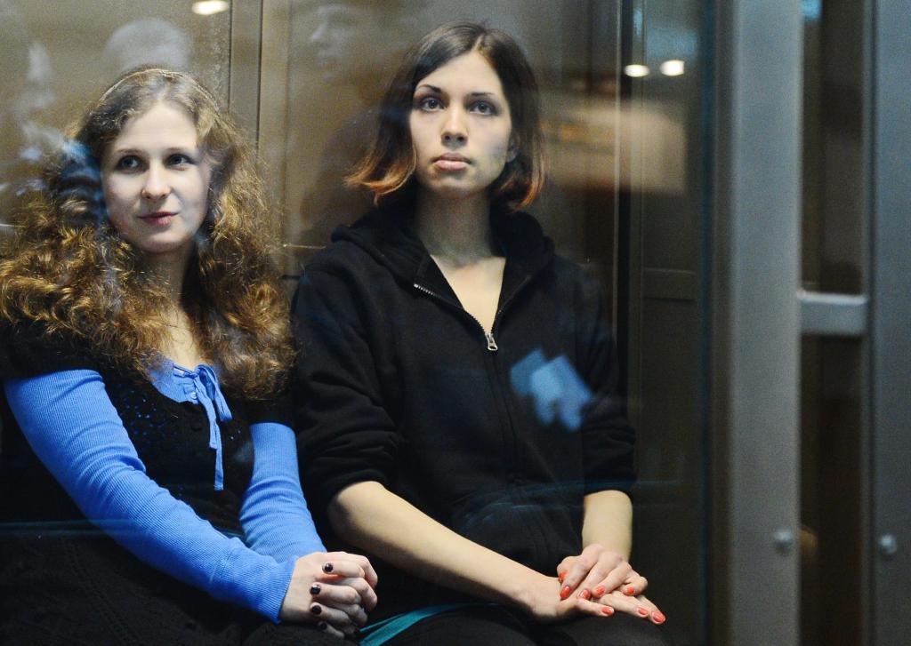 Atbrīvotas abas Pussy Riot dalībnieces; Aļohina amnestiju dēvē par Putina PR triku