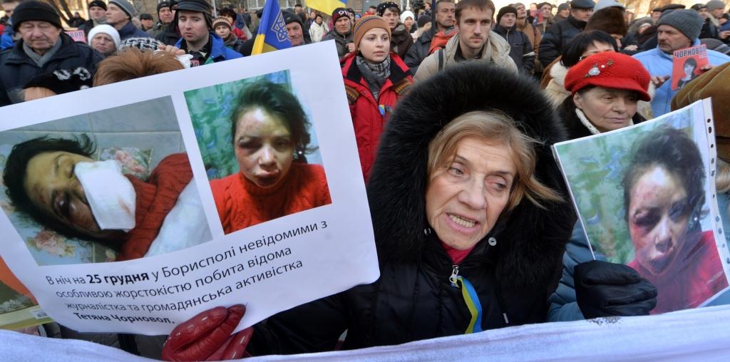 FOTO: Ukrainas opozīcija un pasaules mediji asi reaģē uz žurnālistes piekaušanu