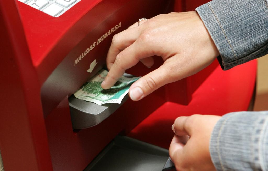 Cilvēki joprojām aktīvi iemaksā latus bankomātos