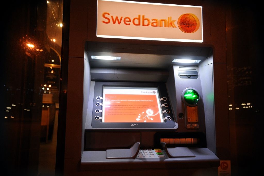 Cilvēki steidz izņemt eiro bankomātos
