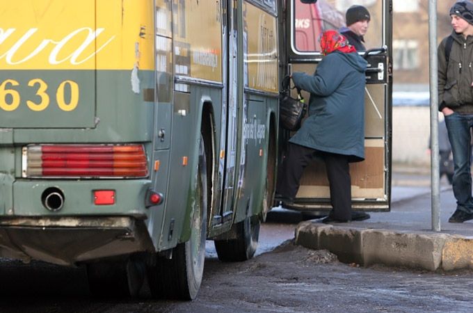 Novadā sūdzas par autobusu biļešu cenām; pārvadātājs atbild – vieni braucēji iegūst, citi zaudē