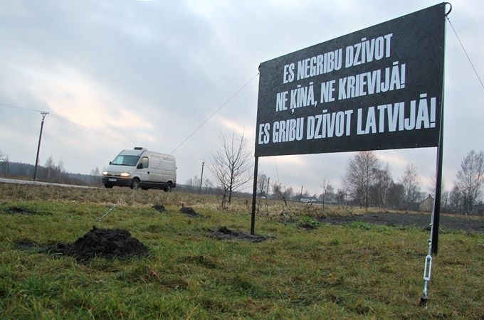 Ar lielformāta plakātu šosejas malā vēršas pret uzturēšanās atļauju tirgošanu (precizēts)