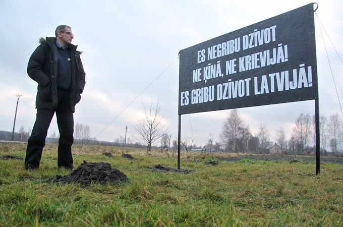 Plakāts pret zemes iztirgošanu ārzemniekiem Ozolnieku novadā izvietots bez saskaņošanas