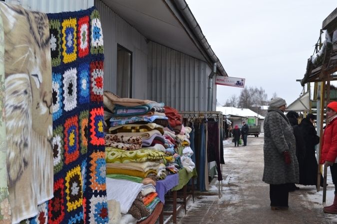 FOTO: Jelgavas tirgū, no lata atvadoties, mazāk pārdevēju un pircēju; eiro salīdzina ar spēļu banknotēm