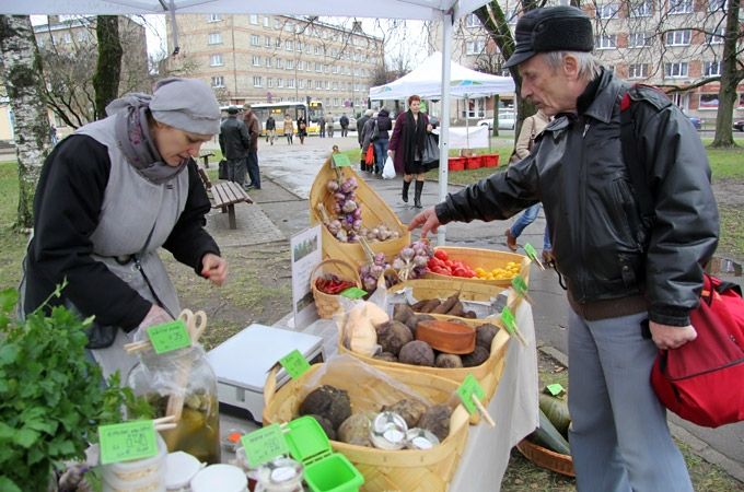 Vietējo mājražotāju tirdziņi turpmāk notiks Akadēmijas ielas stāvlaukumā; pirmais – sestdien