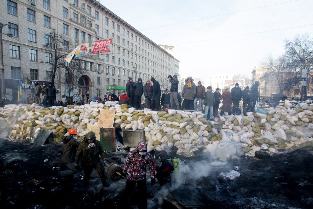 Ukrainā protestētāji mēģina ieņemt Čerņivcu apgabala administrācijas ēku