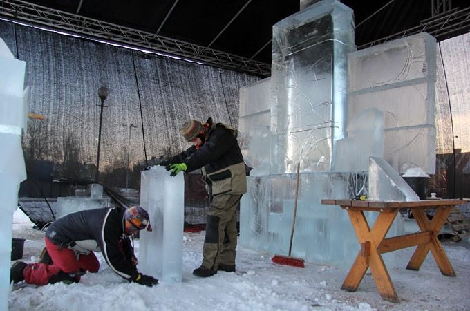 FOTO: 16. starptautiskajam ledus skulptūru festivālam ledus pietiek, sniegs jāgādā ar tehniku 