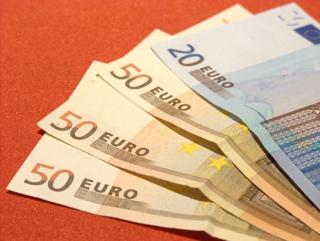 Eiro kurss pret dolāru divu mēnešu zemākajā līmenī