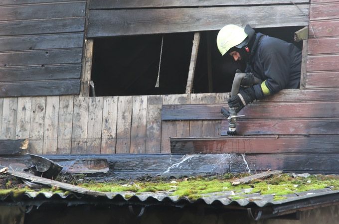 Jelgavā no piedūmotām telpām izglābj piedzērušos cilvēkus; Kārniņos deg šķūnīši un pirts