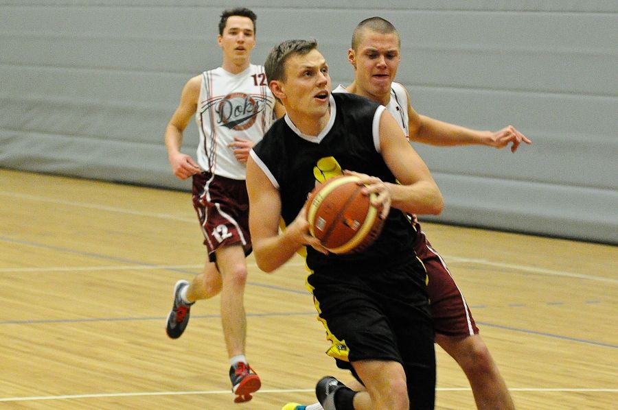 FOTO: Basketbols. Ar «Doks» uzvaru pār «Rokijiem» noslēgusies 2014.gada Jelgavas čempionāta pirmā sacensību diena
