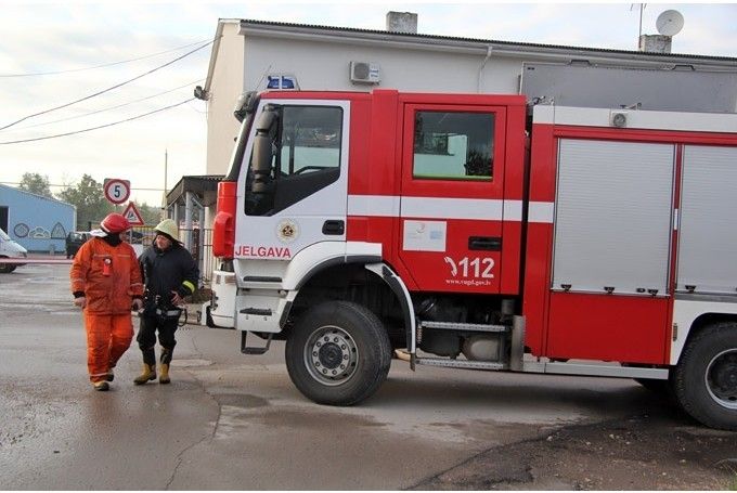 Meiju ceļā 50 saņemts aizdomīgs sūtījums ar nezināmas izcelsmes baltu pulverveida vielu; notikuma vietā strādā virkne operatīvo dienestu