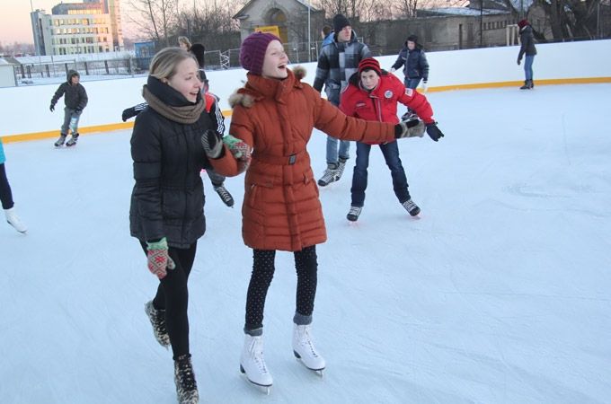 Lietus dēļ Jelgavas slidotava aptur darbu (labots, papildināts)